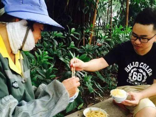 林清平吃瓜照片,尽显闲适生活态度