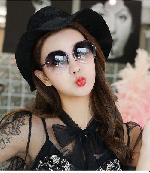 网红墨镜女潮流照片,引领时尚新潮流