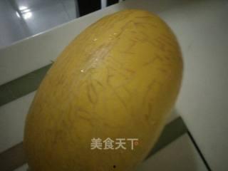 老人吃冰镇哈密瓜,老人品尝冰镇哈密瓜的惬意时光