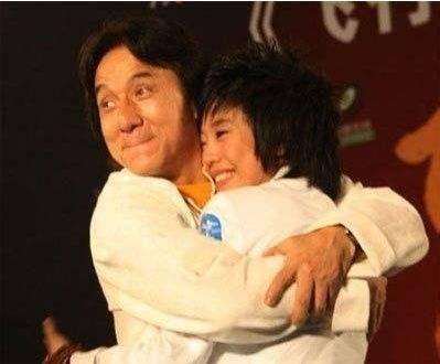 男明星抱女明星的手图片,男星柔情拥抱女星的温馨瞬间